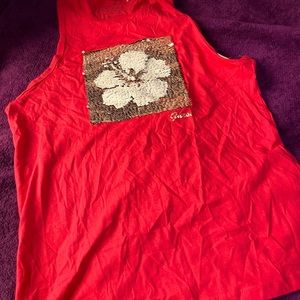 Small Guess Redish razor back tank with flower flipable embellishment.